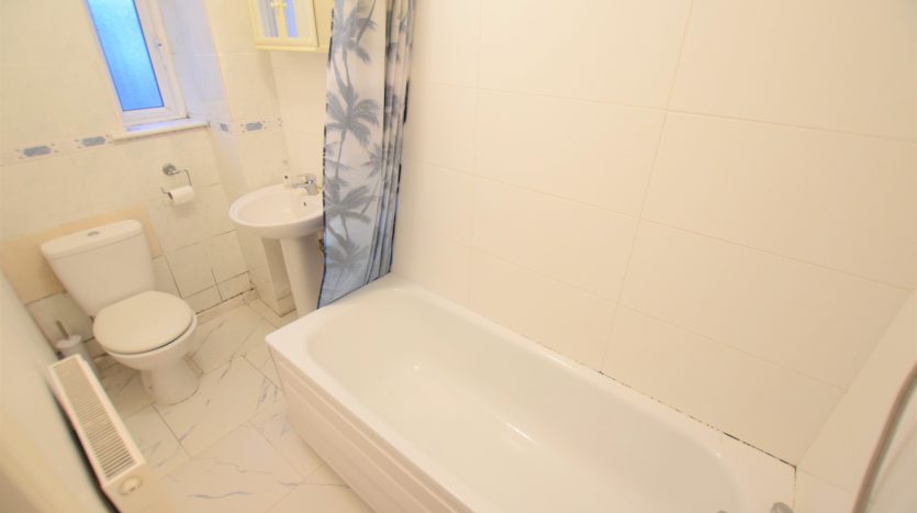 2 Bedroom Flat To Rent in 40A Pembroke Road, Ilford, IG3 