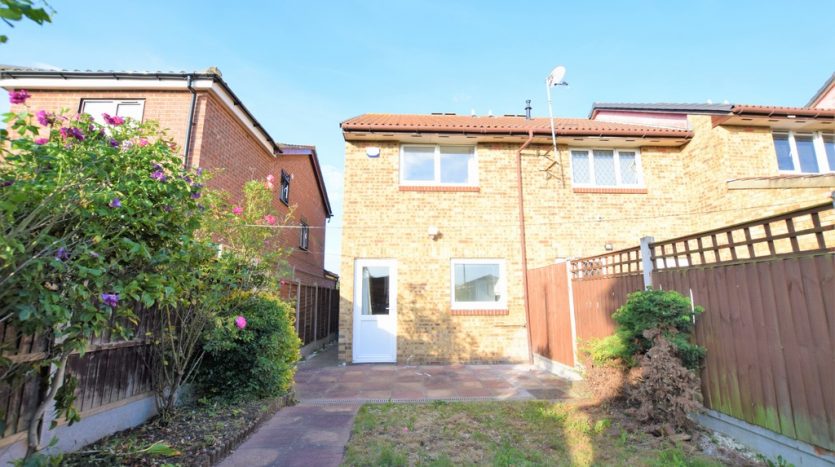 2 Bedroom End of Terrace House To Rent in Crystal Way, Dagenham, RM8 