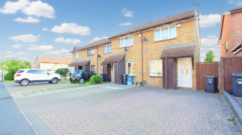 2 Bedroom End of Terrace House To Rent in Crystal Way, Dagenham, RM8 