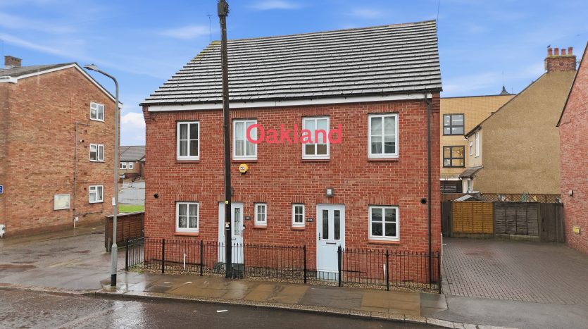 4 Bedroom Semi-Detached House To Rent in 85a Netley Road, Ilford, IG2 