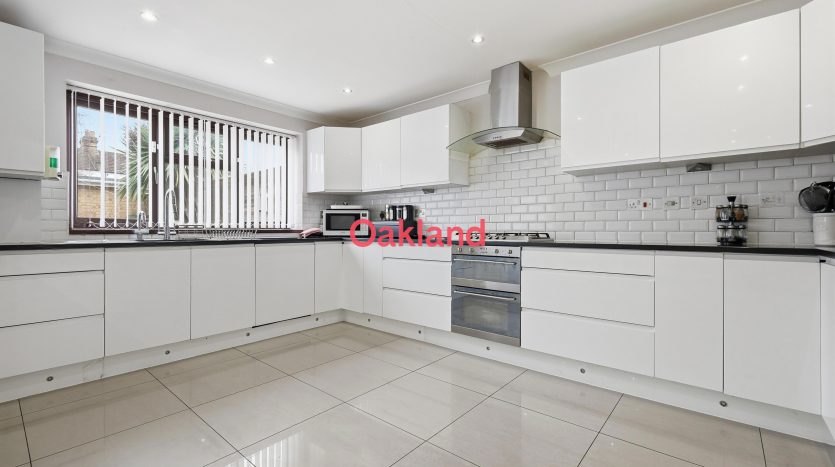 7 Bedroom Terraced House For Sale in Elgin Road, Ilford, IG3 