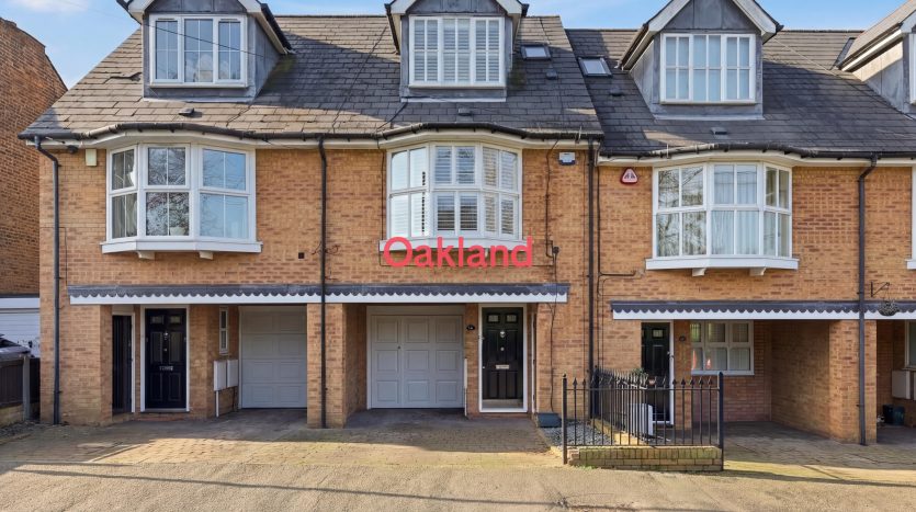 3 Bedroom Terraced House To Rent in Turpins Lane, Woodford Green, IG8 