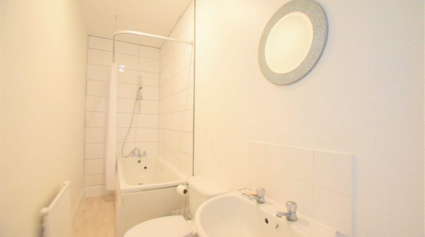 1 Bedroom  To Rent in 32a Whalebone Lane South, Dagenham, RM8 