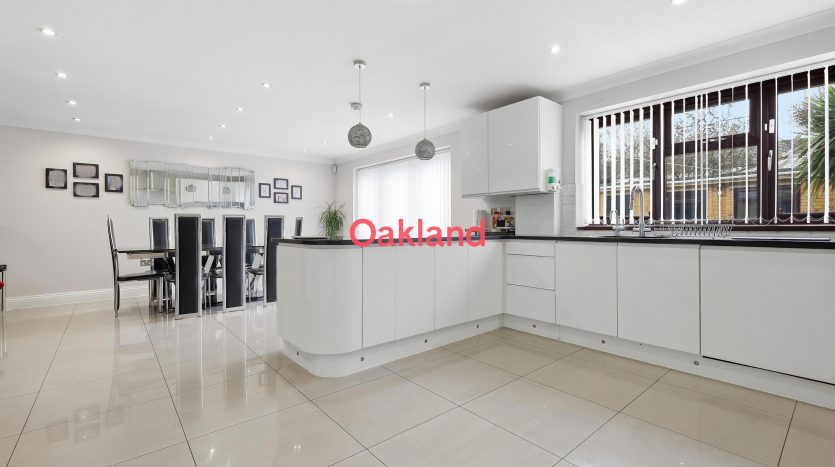 7 Bedroom Terraced House For Sale in Elgin Road, Ilford, IG3 