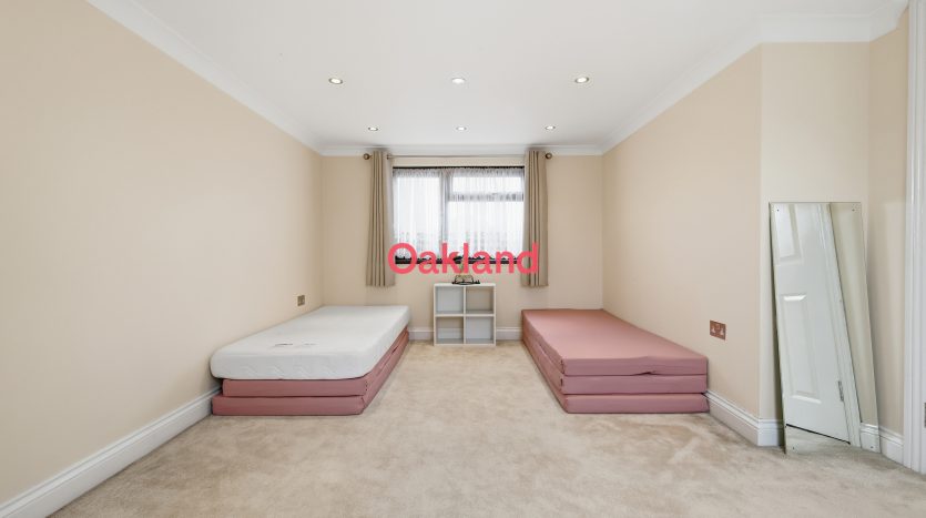 7 Bedroom Terraced House For Sale in Elgin Road, Ilford, IG3 