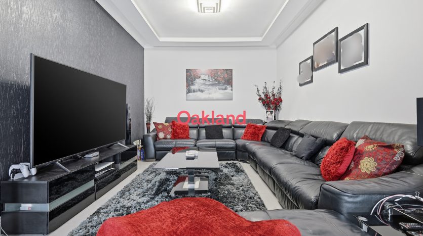 7 Bedroom Terraced House For Sale in Elgin Road, Ilford, IG3 