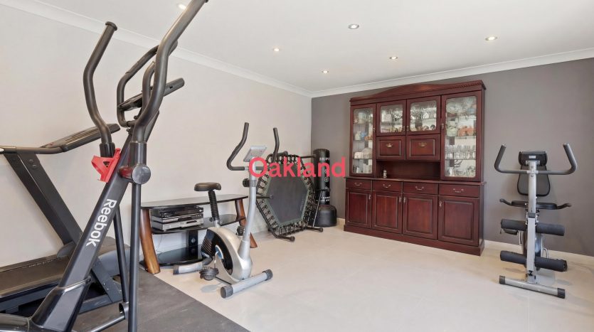 7 Bedroom Terraced House For Sale in Elgin Road, Ilford, IG3 