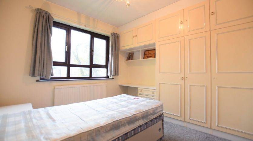 2 Bedroom Flat For Sale in Park Avenue, Ilford, IG1 