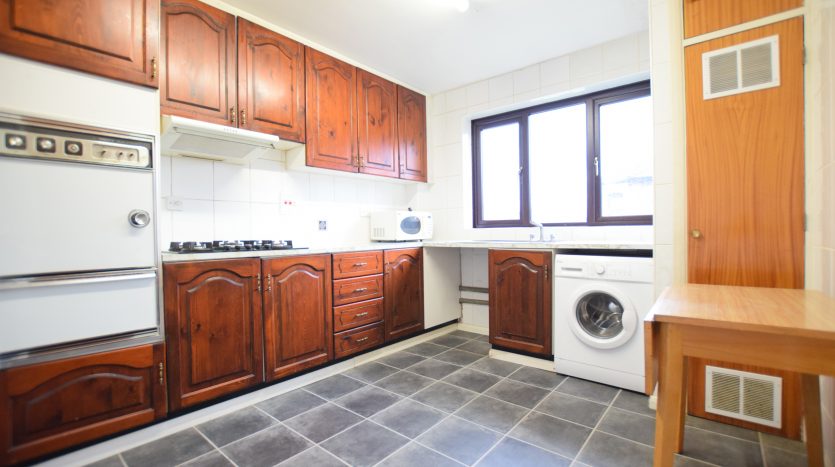 2 Bedroom Flat For Sale in Park Avenue, Ilford, IG1 