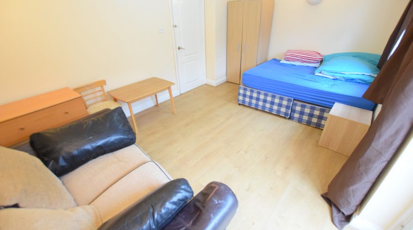 5 Bedroom Terraced House To Rent in Tollgate Road, London, E6 5