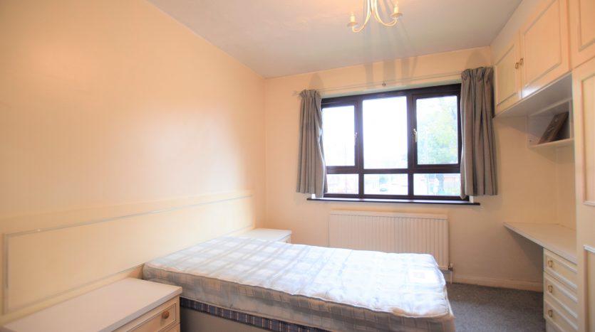 2 Bedroom Flat For Sale in Park Avenue, Ilford, IG1 