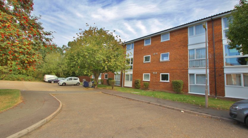 1 Bedroom  To Rent in Trotwood, Chigwell, IG7 