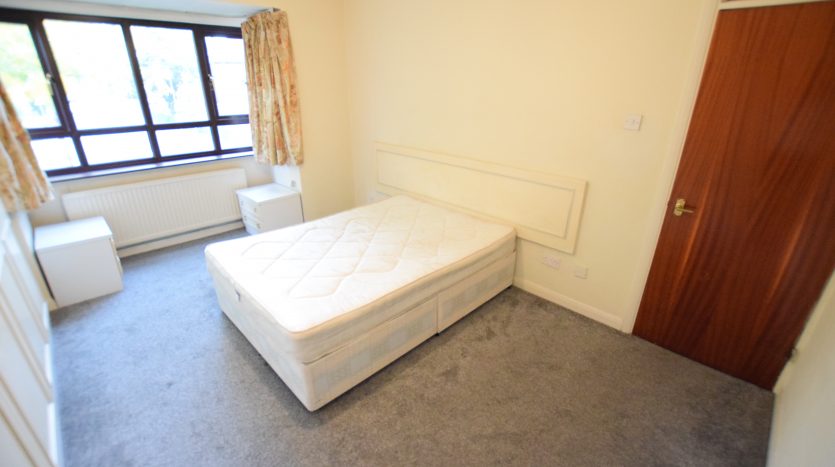2 Bedroom Flat For Sale in Park Avenue, Ilford, IG1 