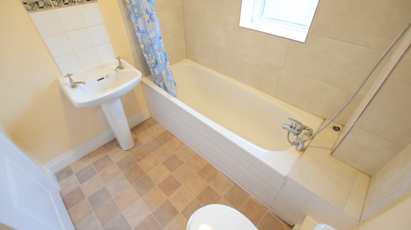 5 Bedroom Terraced House To Rent in Tollgate Road, London, E6 5