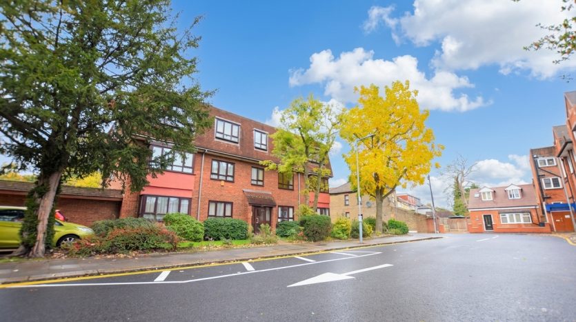 2 Bedroom Flat For Sale in Park Avenue, Ilford, IG1 