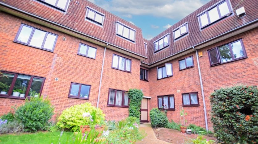 2 Bedroom Flat For Sale in Park Avenue, Ilford, IG1 
