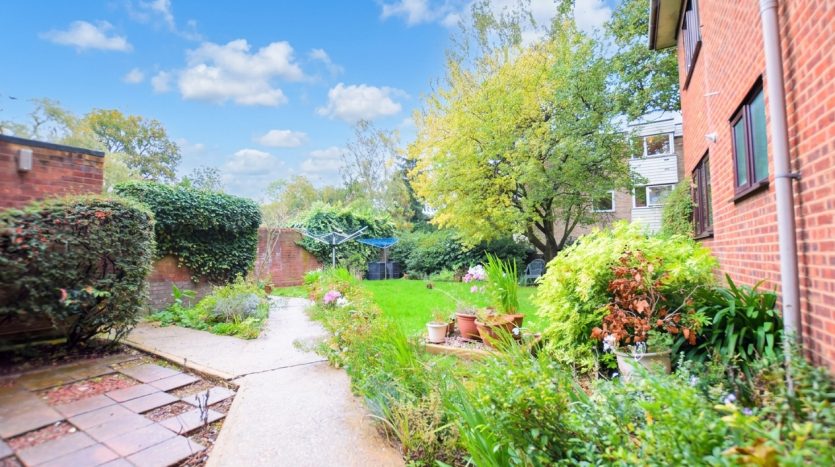 2 Bedroom Flat For Sale in Park Avenue, Ilford, IG1 