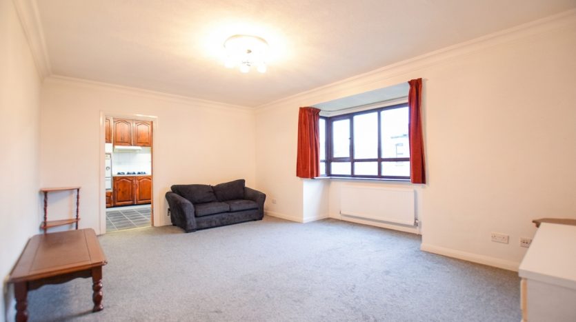 2 Bedroom Flat For Sale in Park Avenue, Ilford, IG1 