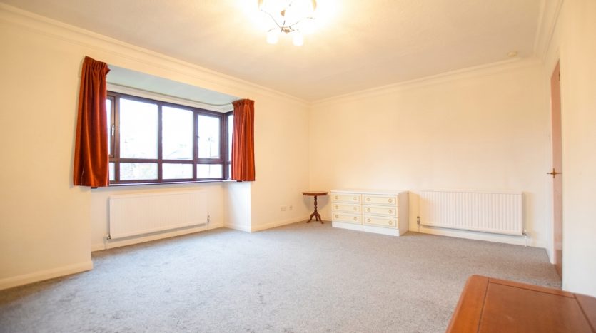 2 Bedroom Flat For Sale in Park Avenue, Ilford, IG1 