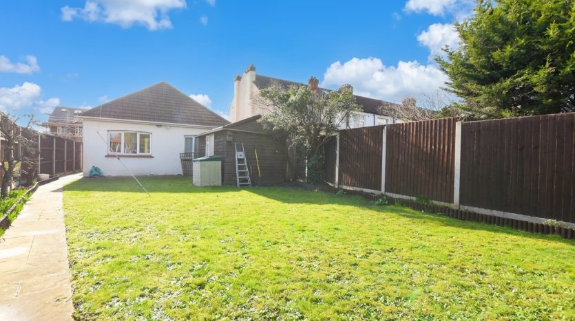 2 Bedroom Detached Bungalow To Rent in Newbury Road, Ilford, IG2 