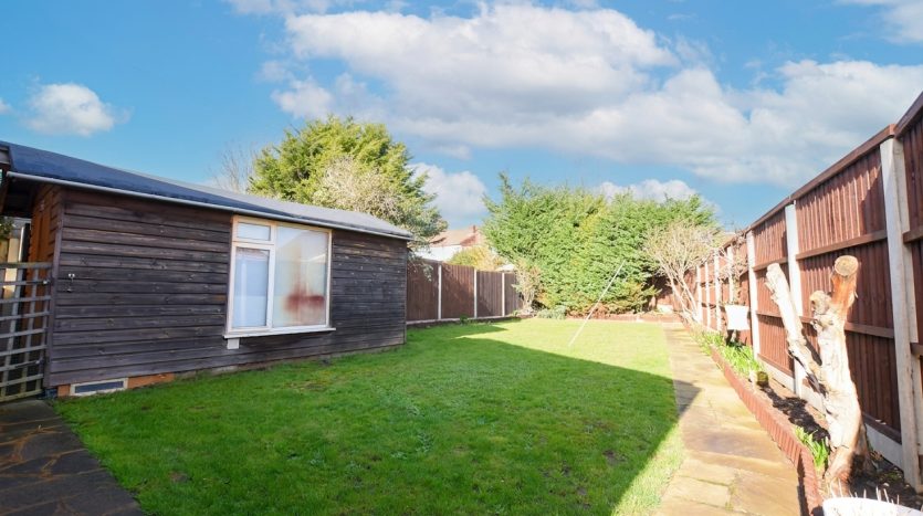 2 Bedroom Detached Bungalow To Rent in Newbury Road, Ilford, IG2 