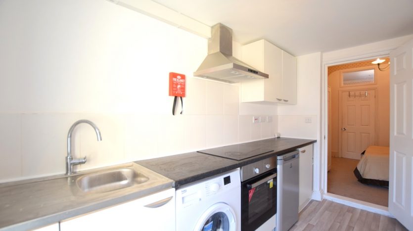 1 Bedroom Flat To Rent in Flat B 15 Ashgrove Road, Ilford, IG3 