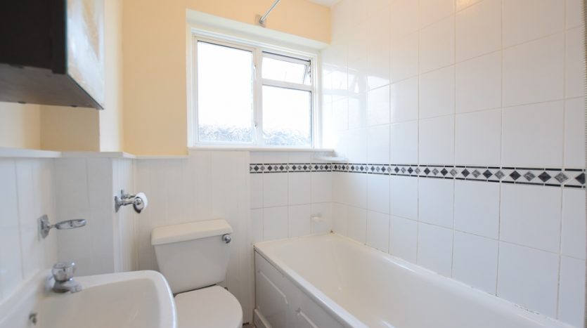2 Bedroom  To Rent in 227a Fullwell Avenue, Ilford, IG5 
