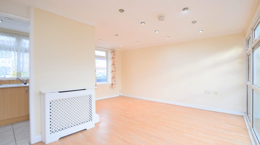 2 Bedroom  To Rent in Tomswood Hill, Ilford, IG6 
