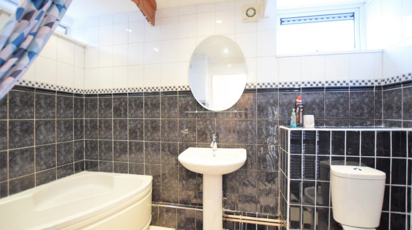 2 Bedroom  To Rent in Tomswood Hill, Ilford, IG6 