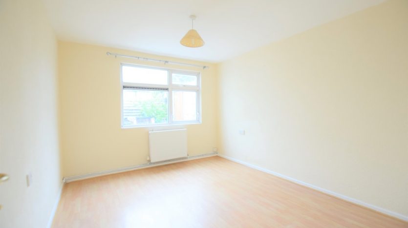 2 Bedroom  To Rent in Tomswood Hill, Ilford, IG6 