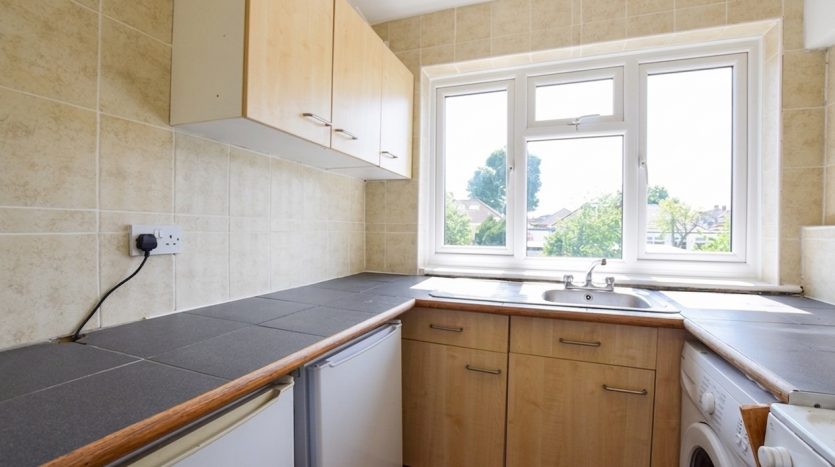 2 Bedroom  To Rent in 227a Fullwell Avenue, Ilford, IG5 