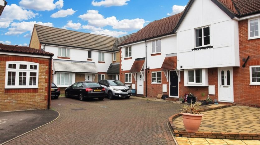 2 Bedroom Terraced House To Rent in Heathfield Park Drive, Romford, RM6 