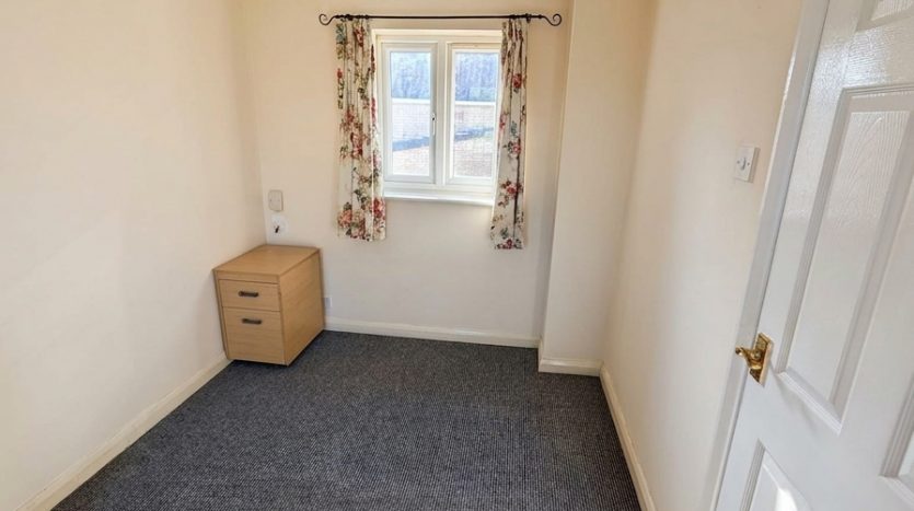 2 Bedroom Terraced House To Rent in Heathfield Park Drive, Romford, RM6 