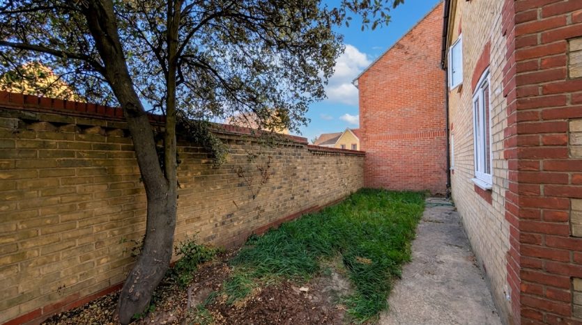 2 Bedroom Terraced House To Rent in Heathfield Park Drive, Romford, RM6 