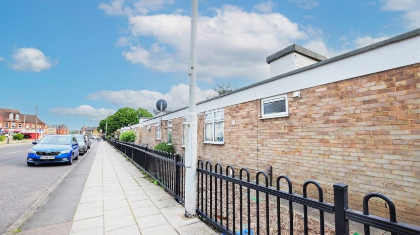 2 Bedroom  To Rent in Tomswood Hill, Ilford, IG6 