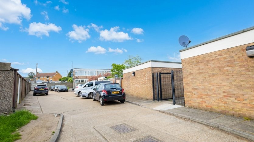 2 Bedroom  To Rent in Tomswood Hill, Ilford, IG6 