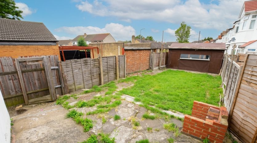3 Bedroom  For Sale in 169a Beehive Lane, Ilford, IG4 