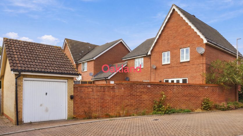 3 Bedroom  For Sale in Buntingbridge Road, Ilford, IG2 