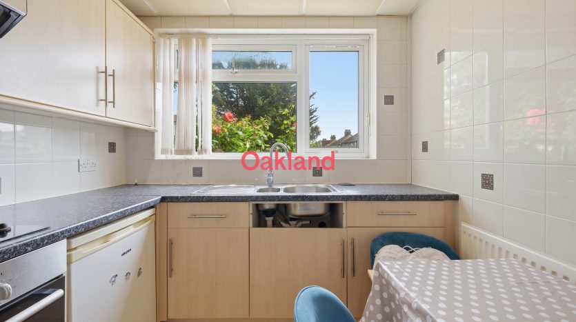 1 Bedroom  To Rent in Beverley Court, Cranbrook Road, Essex, IG6 