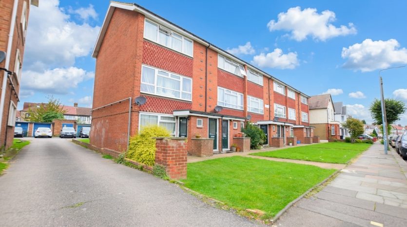 2 Bedroom  To Rent in The Coppins Chadwell Avenue, Romford, RM6 
