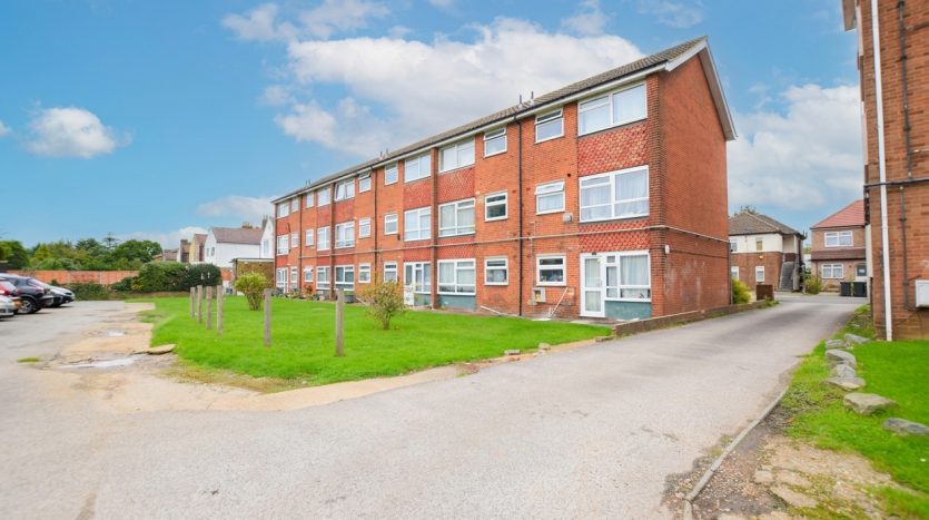 2 Bedroom  To Rent in The Coppins Chadwell Avenue, Romford, RM6 
