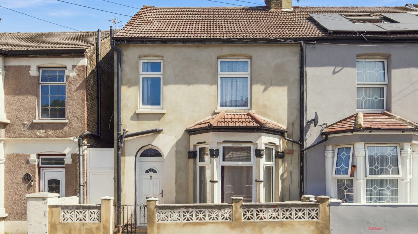 3 Bedroom  To Rent in Harpour Road, Barking, IG11