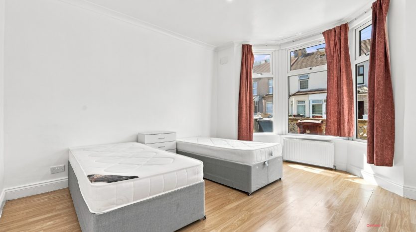 3 Bedroom  To Rent in Harpour Road, Barking, IG11
