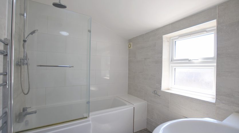 4 Bedroom  To Rent in Cambridge Road, Ilford, IG3 