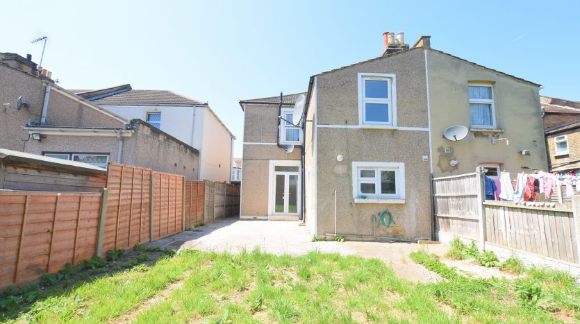 4 Bedroom  To Rent in Cambridge Road, Ilford, IG3 