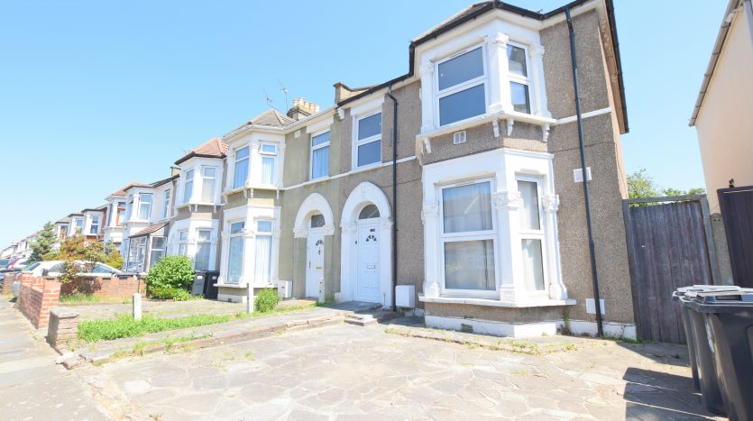 4 Bedroom  To Rent in Cambridge Road, Ilford, IG3 