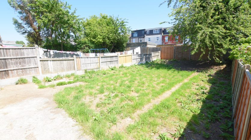 4 Bedroom  To Rent in Cambridge Road, Ilford, IG3 