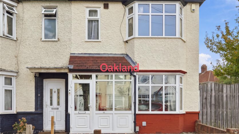 3 Bedroom End of Terrace House To Rent in Sherwood Road, Ilford, IG6 