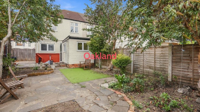 3 Bedroom End of Terrace House To Rent in Sherwood Road, Ilford, IG6 