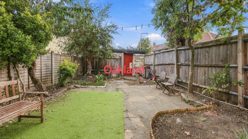 3 Bedroom End of Terrace House To Rent in Sherwood Road, Ilford, IG6 